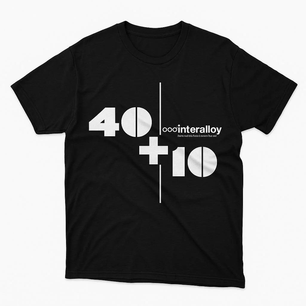 Schwarzes T-Shirt mit weissem Jubiläumsdruck